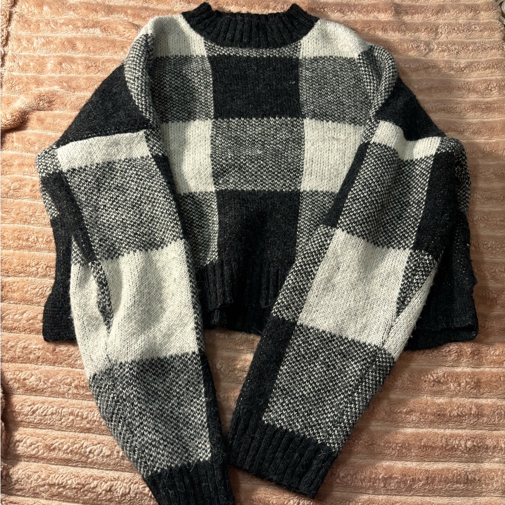Forever 21 Black and Gray Crew Neck Sweater